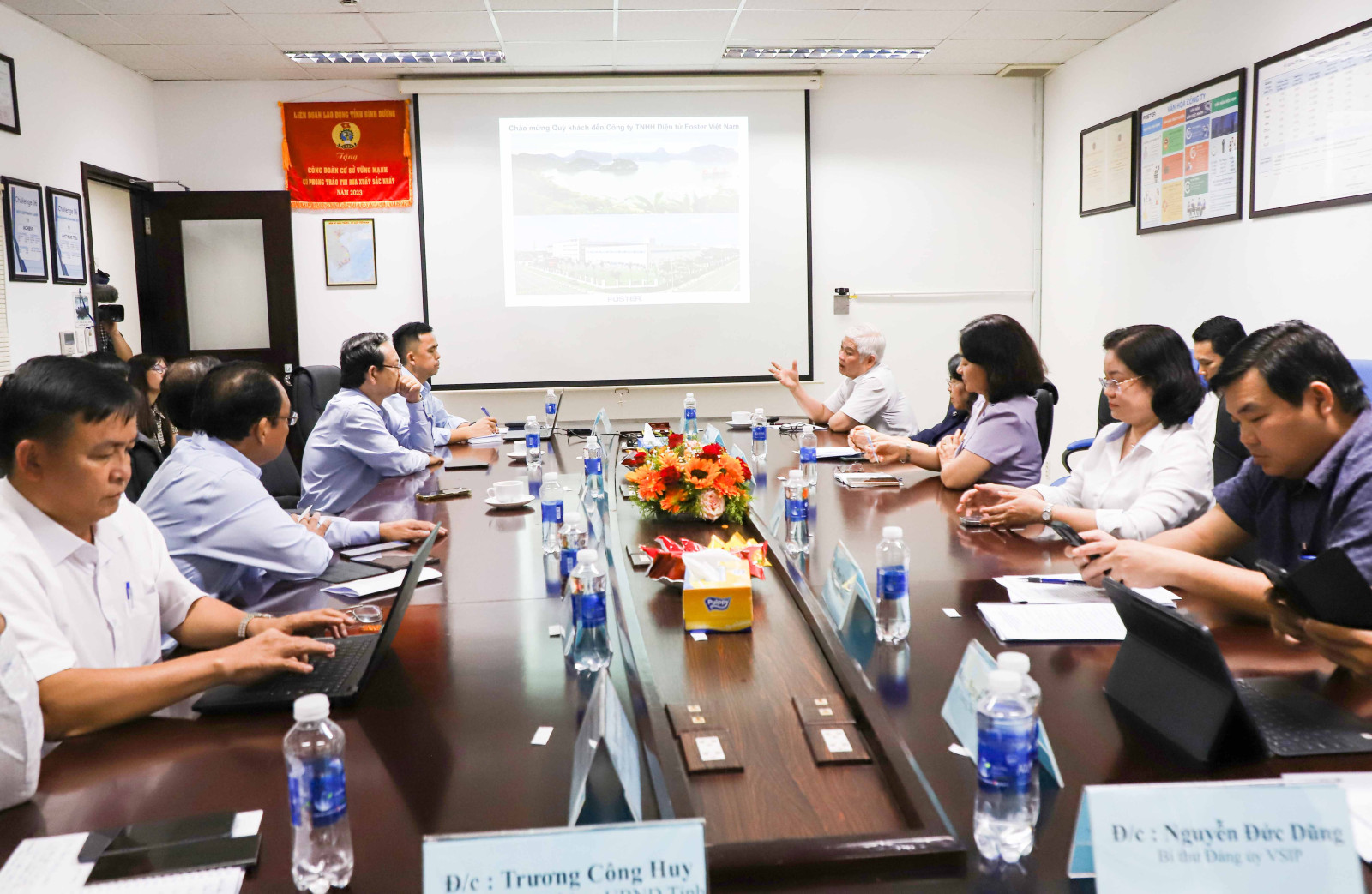 Bí thư Tỉnh ủy Nguyễn Văn Lợi cùng các thành viên trong đoàn làm việc với lãnh đạo Công ty TNHH Điện tử Foster Việt Nam.